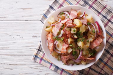 Pastırma ve soğan ile patates salatası. Yatay Üstten Görünüm