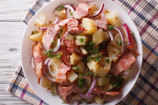 Kartoffelsalat mit Speck aus nächster Nähe. horizontale Ansicht von oben — Stockfoto