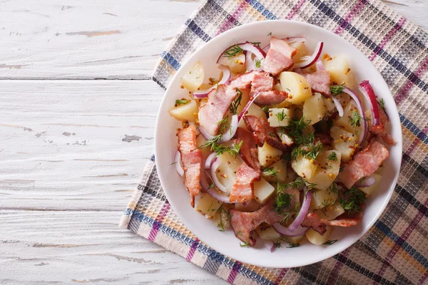 Kartoffelsalat mit Speck und Zwiebeln. horizontale Ansicht von oben — Stockfoto