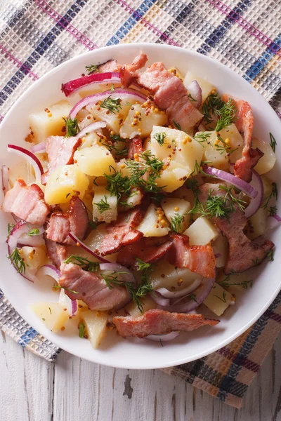 Salade de pommes de terre allemande avec bacon fermer. vue de dessus verticale — Photo