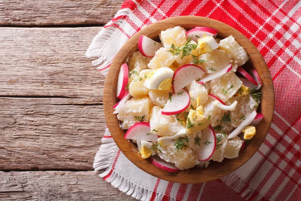 Kartoffelsalat mit Rettich und Eiern in einer Schüssel. horizontale Ansicht von oben — Stockfoto