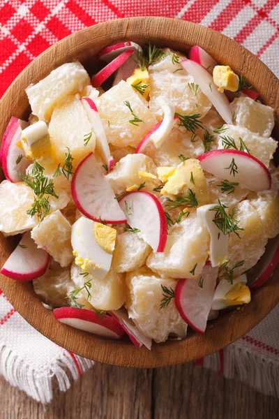 Potatissallad med rädisor närbild i en skål. Vertikala ovanifrån — Stockfoto