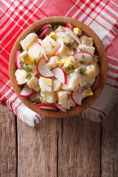 Ensalada de patata con rábano y huevos en un bol. Vista superior vertical —  Fotos de Stock