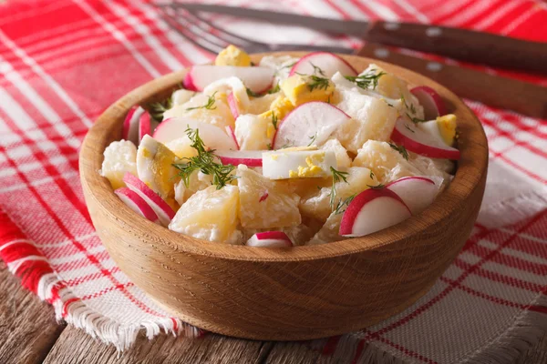 Kartoffelsalat mit Rettich und Mayonnaise in einer Schüssel in Großaufnahme — Stockfoto