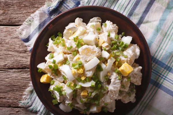 Traditionele aardappel salade close-up op een plaat. Horizontale boven vie — Stockfoto