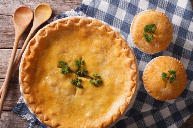 Pişirme çanağı altın Tavuklu paçanga böreği kapatın. Yatay t