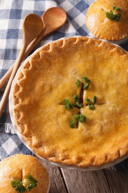 Tavuk pot pasta yakın çekim tablo. Dikey Üstten Görünüm