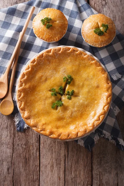 Tarte au poulet américaine sur la table. vue de dessus verticale — Photo