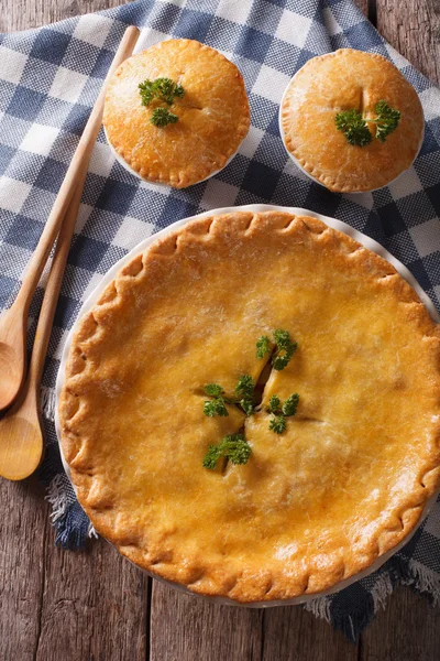 Tarte au poulet américaine près de la table. vie supérieure verticale — Photo