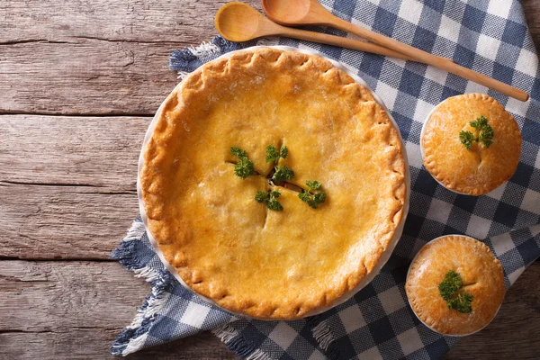 Tarte au poulet américaine sur la table. vue de dessus horizontale — Photo