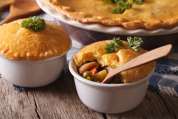 Cozinha americana: torta de frango com verduras em um pote. Horizont — Fotografia de Stock