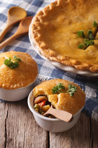 Cocina americana: pastel de pollo con verduras en una olla. vertical —  Fotos de Stock