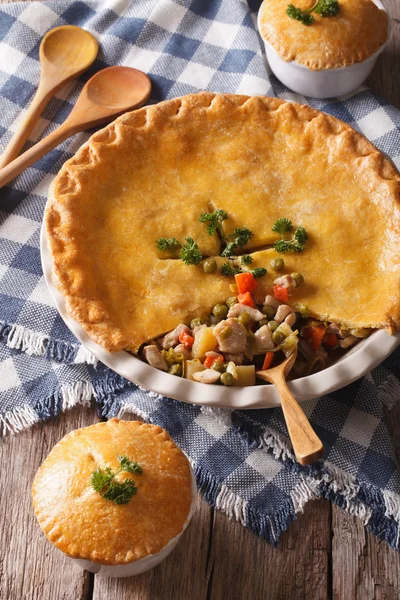 Pasteles americanos: pastel de pollo grande en la mesa. vertical —  Fotos de Stock