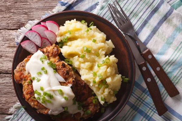 Ország sült Steak és a fehér mártást Vértes vízszintes felülnézet — Stock Fotó