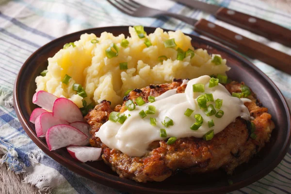 Steak Country Fried avec garniture de pommes de terre close-up horizontal — Photo