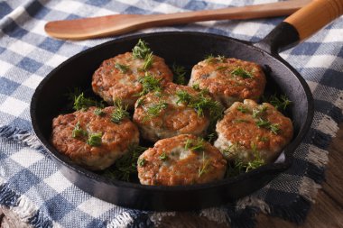 köfteleri tavada otlar yakın çekim ile. Yatay
