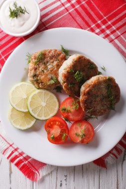 Tablo yakın çekim üzerine dereotu soslu balık köftesi. Dikey üst v