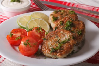 Bir beyaz plaka ve sosu balık Burger yakın çekim. Yatay