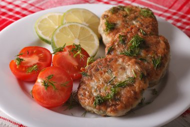 Pirzola otlar yakın çekim ile beyaz balık fileto dan. Yatay