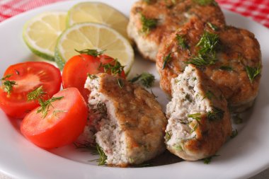 Otlar yakın bir plaka üzerinde çekim ile lezzetli kızarmış balık köftesi. Yatay