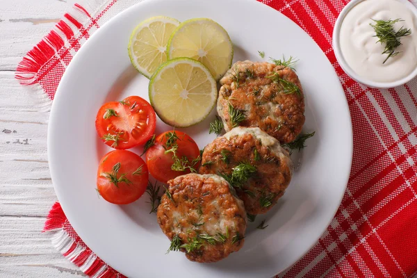 Torte di pesce con salsa di aneto sul tavolo primo piano. Piano orizzontale — Foto Stock