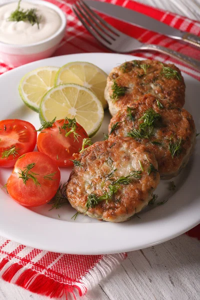 Las hamburguesas de pescado se cierran en un plato blanco y salsa. vertical — Foto de Stock