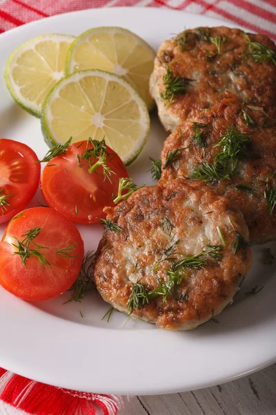 Sabroso pastel de pescado frito con hierbas de cerca en un plato. Vertical — Foto de Stock