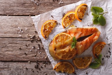 Masanın üzerine portakal ile pişmiş somon. Yatay Üstten Görünüm