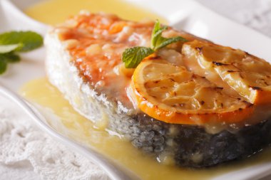 Portakal sosu ve nane yakın çekim pişmiş somon biftek. Horizont