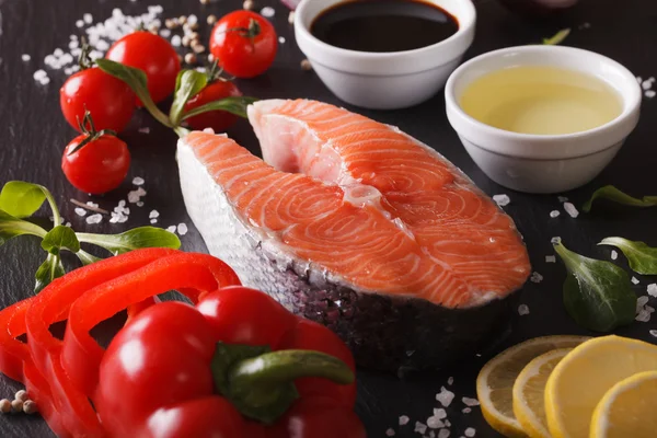 Salmão cru e ingredientes em uma macro tábua de ardósia. horizontal — Fotografia de Stock