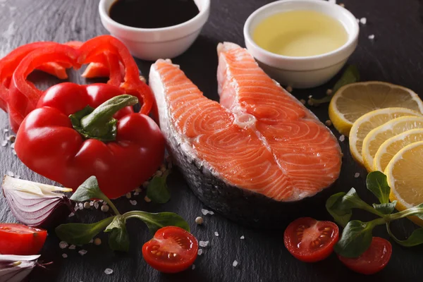 Bife de salmão cru e ingredientes em um closeup de conselho. Horizontal — Fotografia de Stock