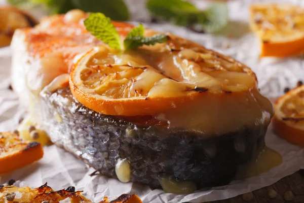 Gebackenes Lachssteak mit Orangen auf dem Tisch. horizontal — Stockfoto