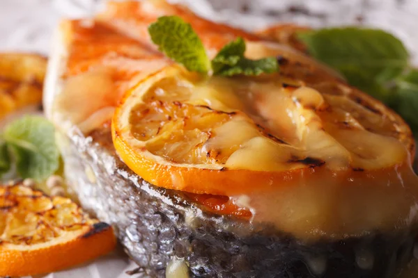 Comida Gourmet: Bife de salmão assado com macro laranja. horizontal — Fotografia de Stock