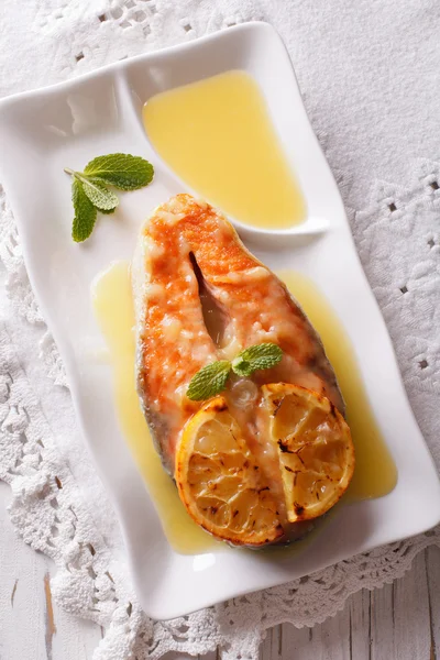 Fish Food: Salmón al horno con naranja en un primer plano. vertica — Foto de Stock