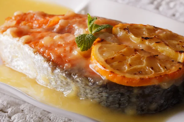 Baked salmon with orange on a plate macro. horizontal — Stock Photo, Image