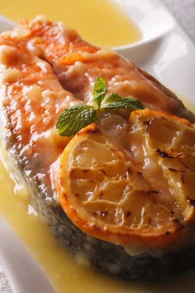 Salmón al horno con naranjas macro en un plato. vertical — Foto de Stock