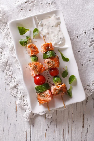 Kebab de salmón con verduras en un plato. vista superior vertical — Foto de Stock