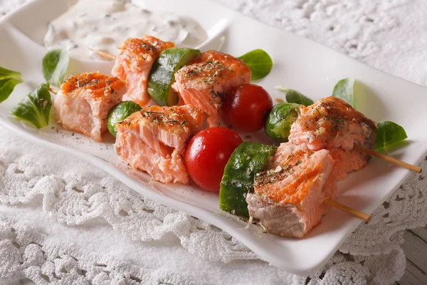 Sabroso kebab de salmón con verduras en un plato. horizontal — Foto de Stock