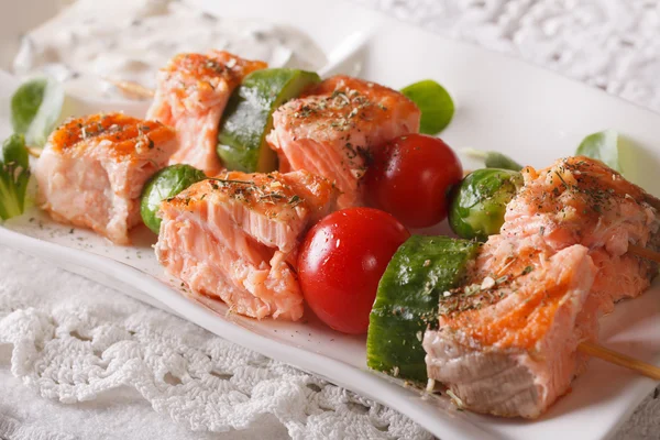 Tasty salmon kebab with vegetables close-up on a plate. horizont — Stock Photo, Image