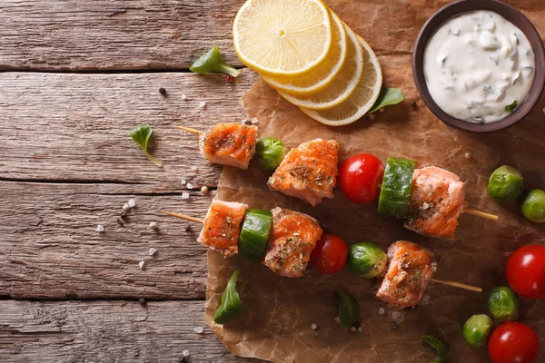 Salmone alla griglia su spiedini e salsa tartara. Vista orizzontale dall'alto — Foto Stock