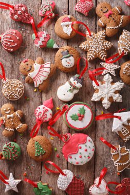 Noel gingerbread ahşap arka plan closeup dikey üst 