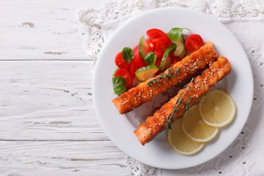 Limon ve bir plaka üzerinde taze salata ızgara somon. Yatay