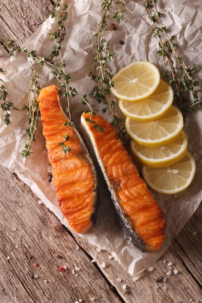 Country Food: Grilled salmon with lemon close-up. Vertical top v — Stock Photo, Image