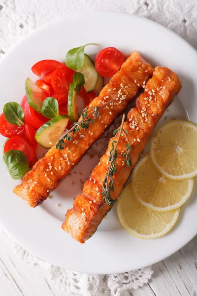 Grilled salmon with sesame and fresh salad closeup. vertical top — Stock Photo, Image