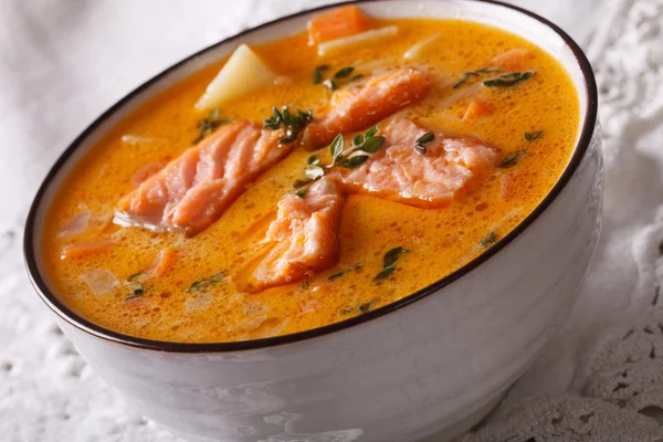 Рыбный суп с лососиной и тимьяном крупным планом в белом аквариуме. hhont — стоковое фото