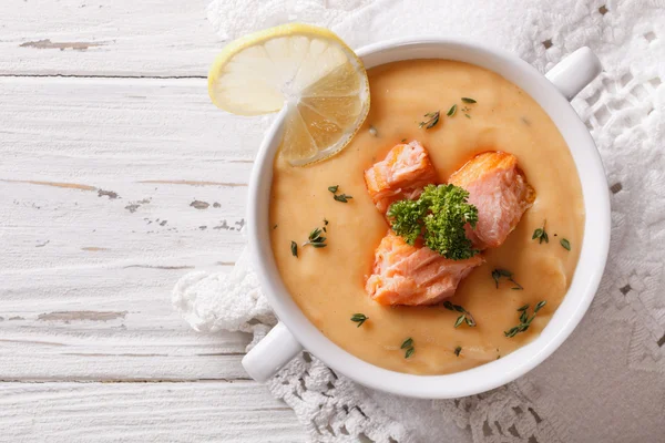 Salmon cream soup with lemon on the table. horizontal top view — Stock Image Salmon cream soup with lemon on the table. horizontal top view Stock Image