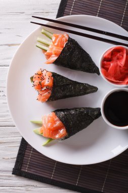 Somon temaki suşi, turşu zencefil ve sos portre. dikey 