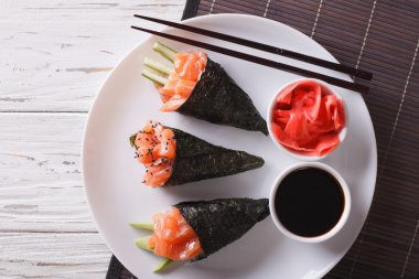Japon yemekleri: somon temaki portre. Yatay Üstten Görünüm