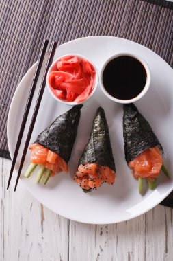 Japon yemekleri: somon temaki portre. Dikey Üstten Görünüm