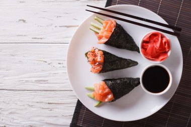 Japon yemekleri: somon temaki, zencefil ve sos. Yatay üst v